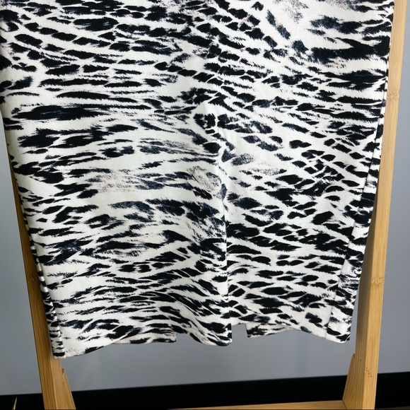 Witchery Stretchy Pull-on Skirt - Size 6 - Picture 7 of 9